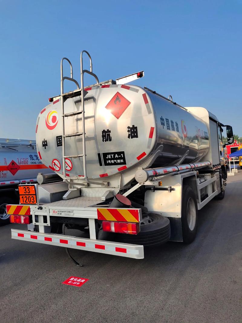 汕德卡單橋民航專用飛機(jī)罐式加油車 高效、安全、智能的航空燃油保障新標(biāo)桿